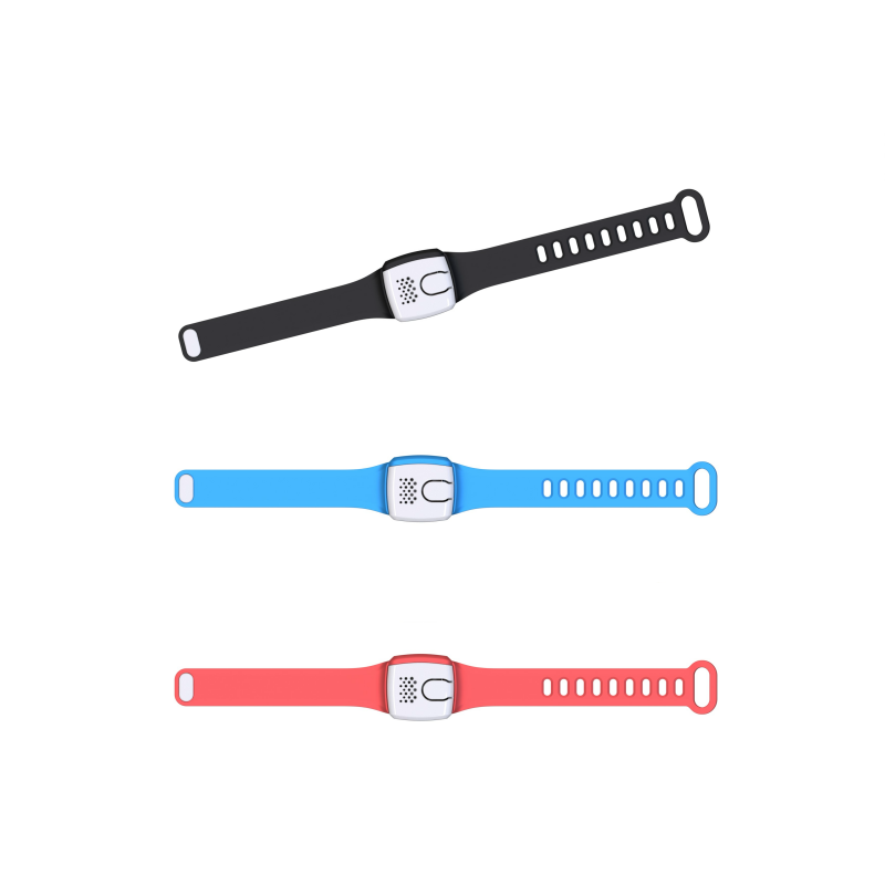 Prenosna ultrazvočna zapestnica SQUARE za odganjanje komarjev med aktivnostmi v naravi.